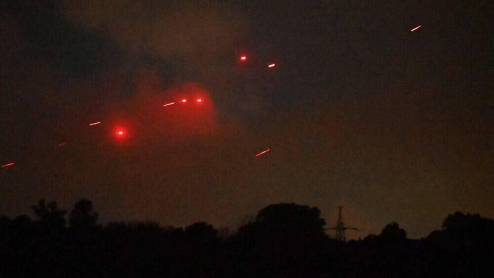 défense aérienne ukrainienne interceptant des drones russes pendant une frappe nocturne en Ukraine
