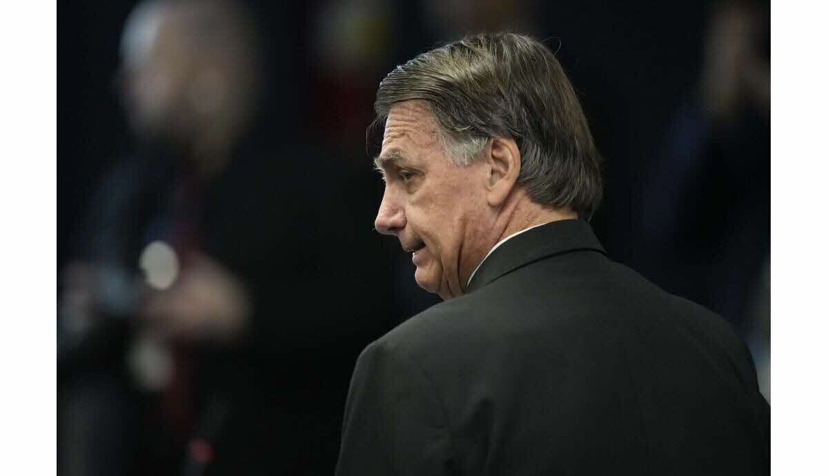 Jair Bolsonaro portant un bracelet électronique