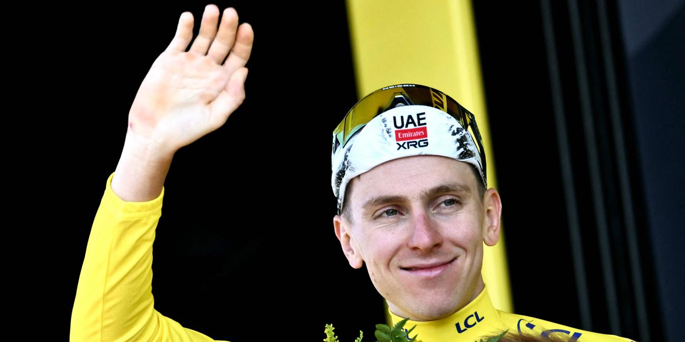 Cyclistes en pleine ascension lors du Tour de France 2025