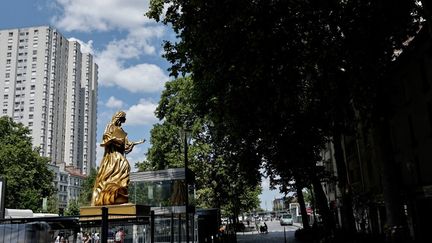La statue de Gisèle Halimi, militant féministe, exposée à la Porte de la Chapelle, à Paris.