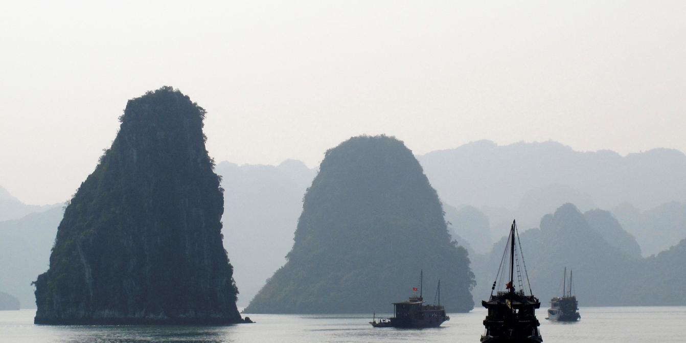 Bateau touristique dans la baie d'Halong