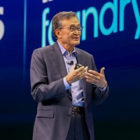 Lip-Bu Tan, CEO d'Intel, lors d'une communication interne sur la situation de l'entreprise. (Crédit Intel)