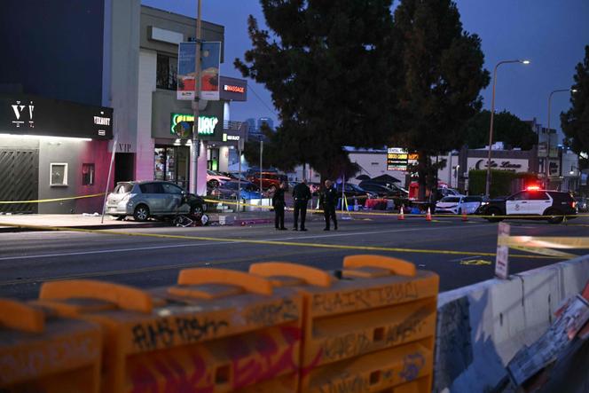 Des policiers se tiennent à l’endroit où un véhicule a foncé sur la foule près de la salle de concert The Vermont à East Hollywood, Los Angeles, le 19 juillet 2025.