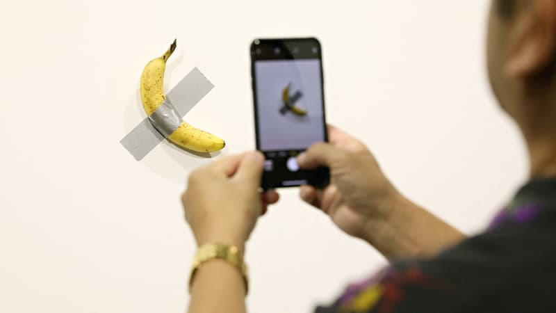 L'œuvre 'Comedian' de Maurizio Cattelan présentée par la galerie Perrotin et exposée à Art Basel Miami 2019