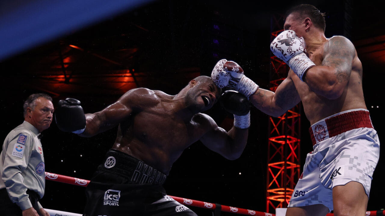 L'Ukrainien Oleksandr Usyk et le Britannique Daniel Dubois lors de leur combat à Londres le 19 juillet 2025