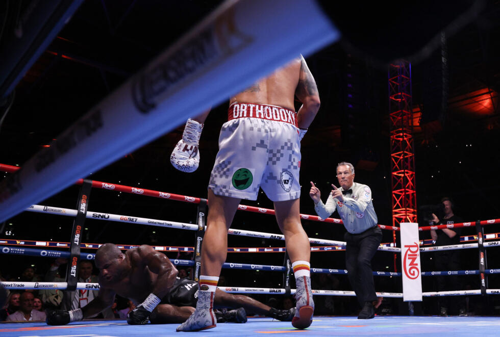 Le Britannique Daniel Dubois au sol lors de son combat contre l'Ukrainien Oleksandr Usyk à Londres le 19 juillet 2025
