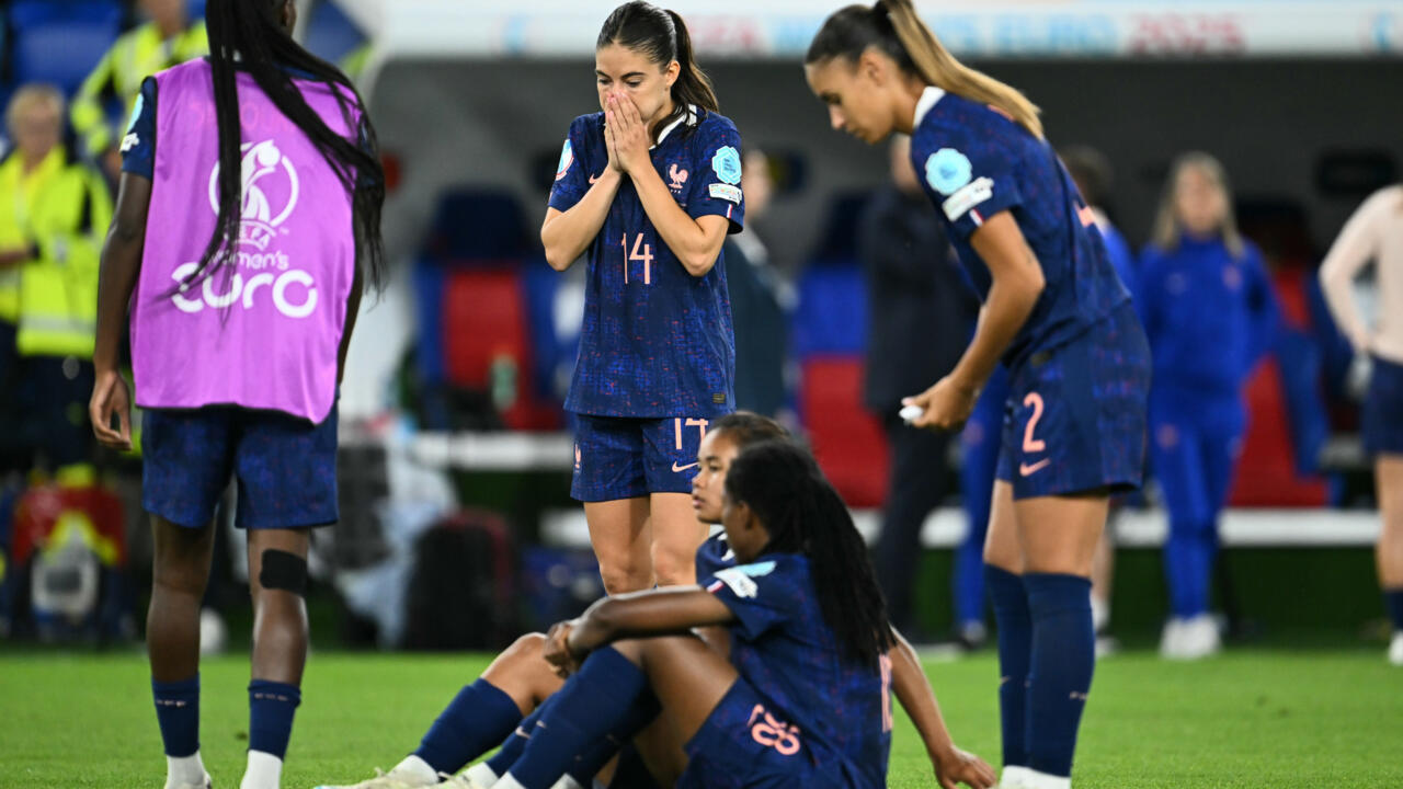Les joueuses de l'équipe de France après leur élimination contre l'Allemagne aux tirs au but en quarts de finale de l'Euro-2025 à Bâle (Suisse) le 19 juillet 2025