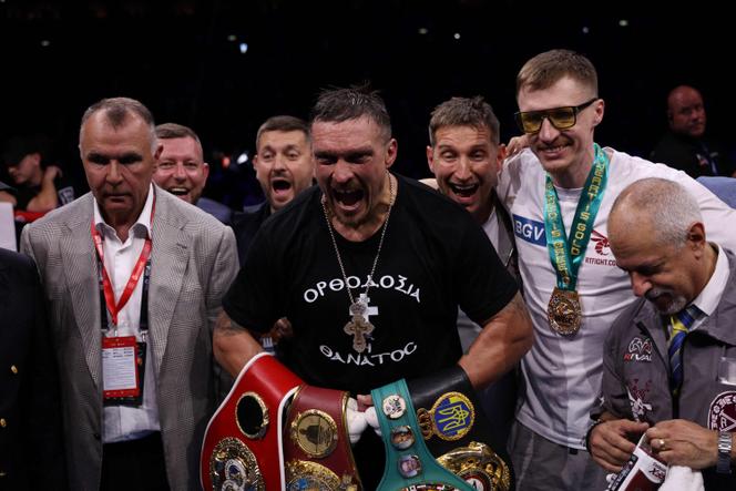 Avec son combat contre Daniel Dubois, Oleksandr Usyk a décroché les quatre ceintures (WBA, WBC, WBO, IBF). L’Ukrainien entouré de son équipe après sa victoire, à Wembley, à Londres, le 19 juillet 2025.