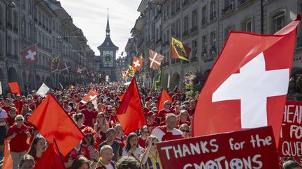 La marche des fans suisses en direction du stade de Berne (Suisse), en amont du quart de finale de l'Euro Suisse-Espagne, le 18 juillet 2025. (URS FLUEELER/AP/SIPA)