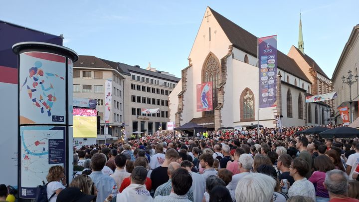 Une des fan zones de Bâle (Suisse), située dans le centre-ville, le 18 juillet 2025. (ANAIS BROSSEAU/FRANCEINFO: SPORT)