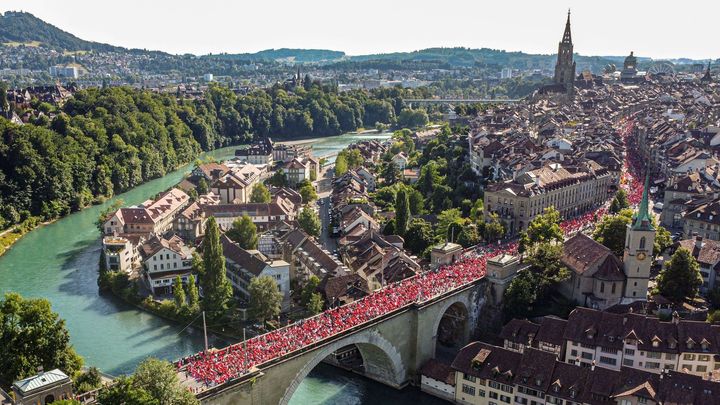 La marche des fans suisses en direction du stade Wankdorf de Berne, le 18 juillet 2025, en amont du quart de finale Suisse-Espagne. (SIPA)