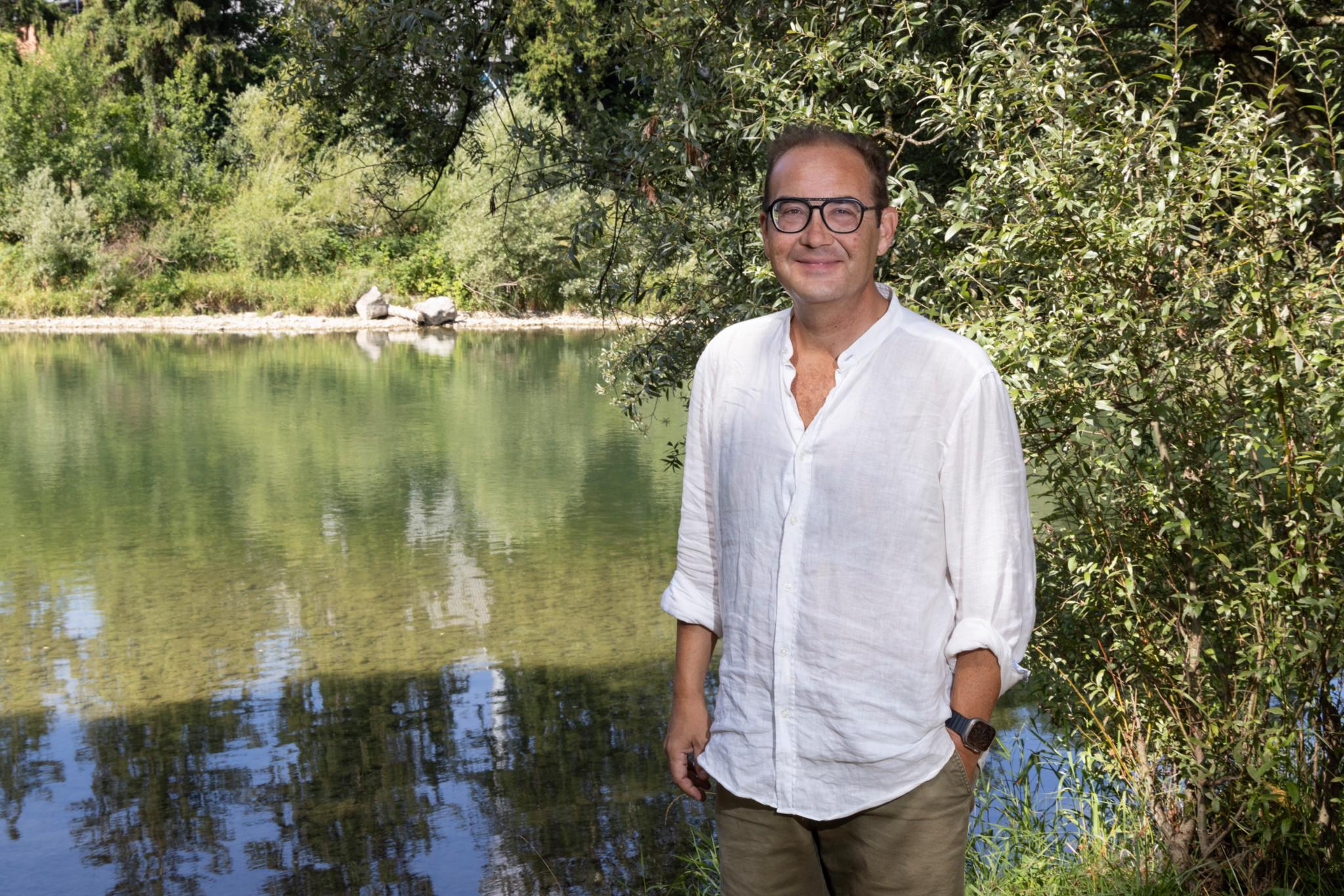 Marko Weiss au bord de la Werdinsel, entouré de verdure.