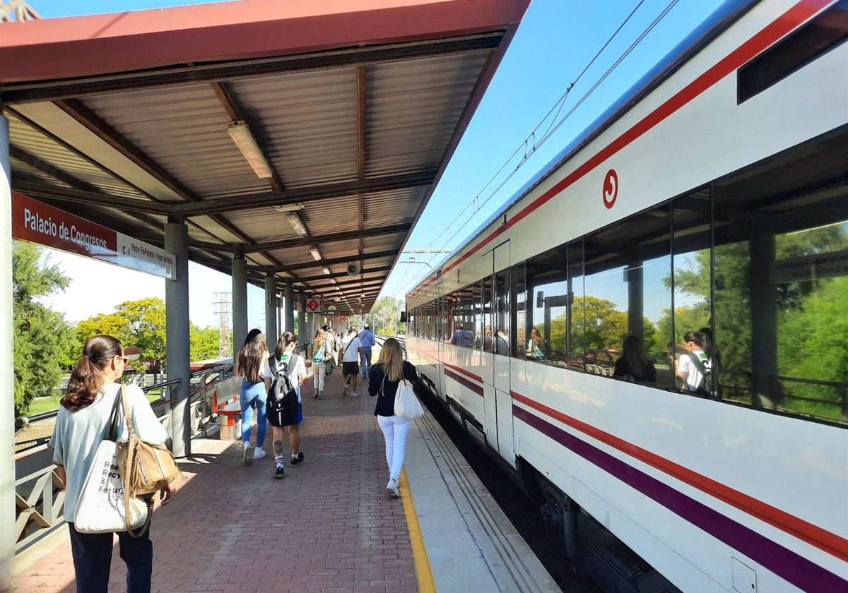 Utilisateurs de la ligne C4 de Cercanías Renfe à la gare du Palais des Congrès de Séville