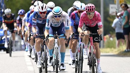 Les baroudeurs s'activent pour lancer la bonne échappée du jour, à l'image de Matej Mohoric (Bahrain Victorious) ou Neilson Powless (EF Education-EsayPost), à l'occasion de la 15e étape du Tour de France, le 20 juillet 2025. (SIPA)