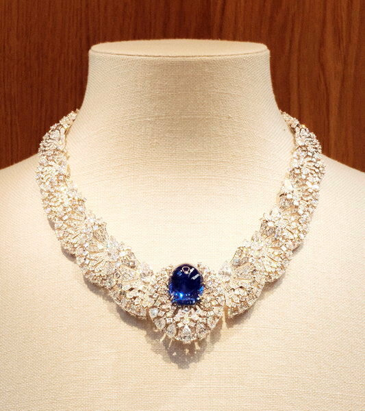 Un saphir de Ceylan de 58,08 carats sublime le collier Pavocelle de Cartier.