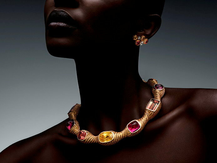 Collier Joy en or jaune, silhouette spiralée et pierres aux tailles variées dans un tourbillon de lumière, Louis Vuitton.