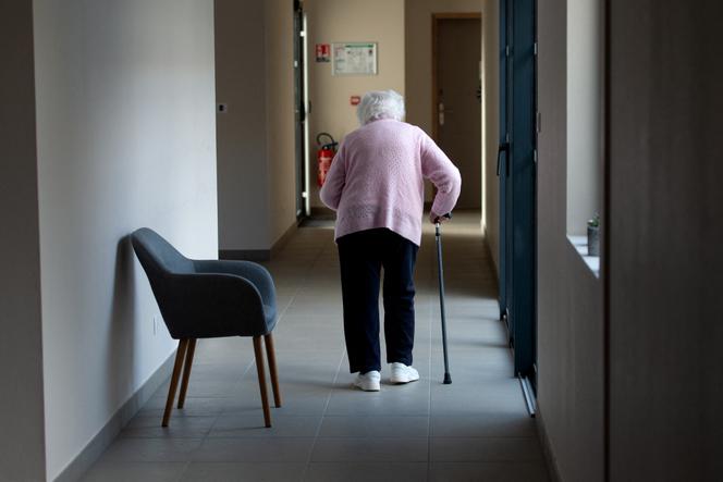 Une personne âgée marche dans un couloir de « La Maison Astrolabe » à Cahuzac-sur-Vere, dans le sud-ouest de la France, le 16 janvier 2024.