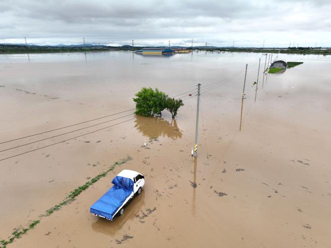 Une route inondée à la suite des pluies torrentielles, à Yesan (Corée du Sud), le 17 juillet 2025.