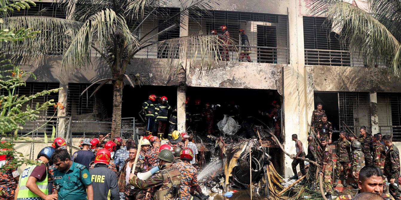 Les secours évacuent des victimes après le crash d’un avion au Bangladesh
