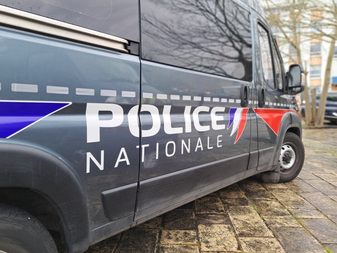 Enquêteurs sur place au domicile des victimes