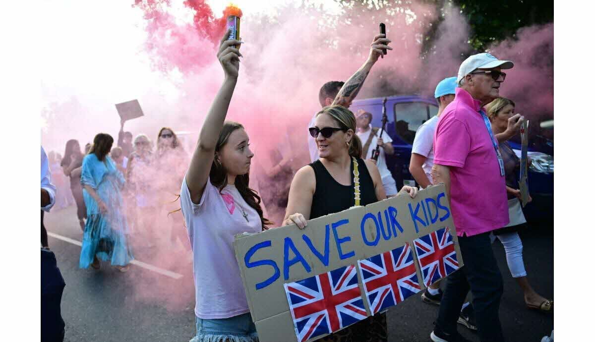 Manifestation devant un hôtel hébergeant des demandeurs d'asile à Epping