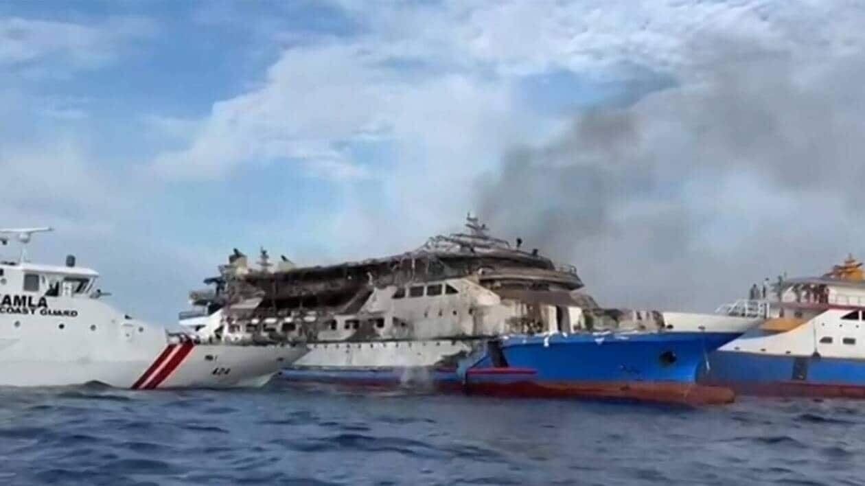 Ferry Indonésien en flammes, secours en cours