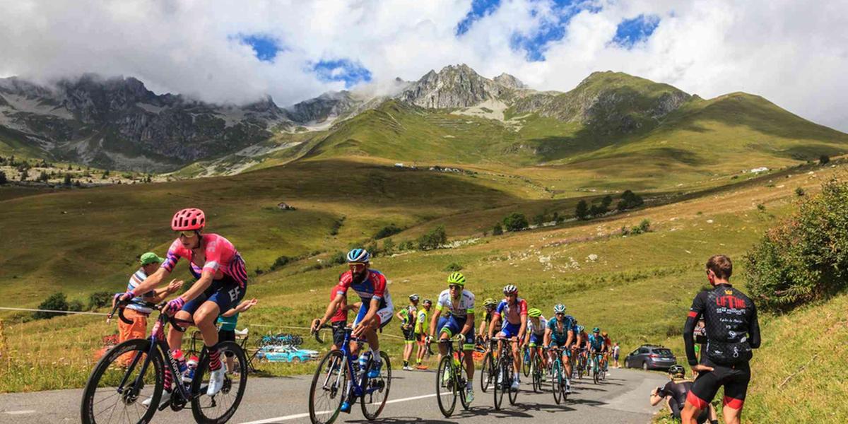 Coureurs du Tour de France en pleine étape sous la chaleur