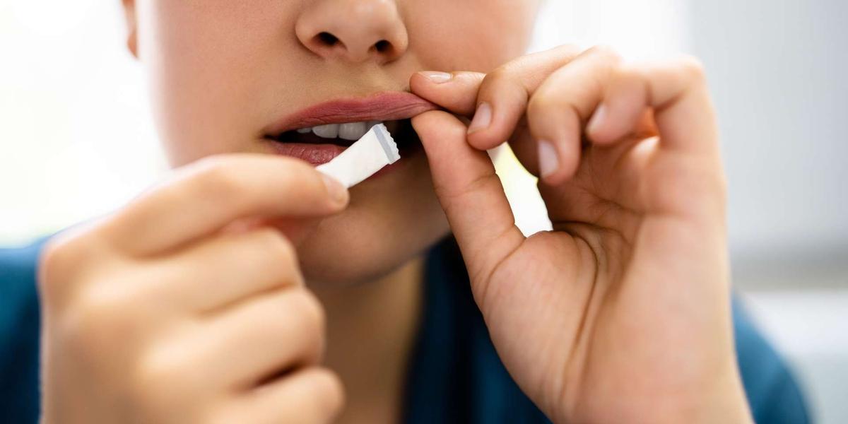 Jeune consommant un sachet de nicotine