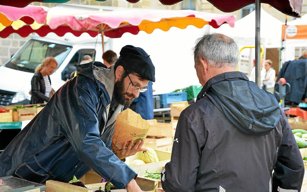 Marché de Saint-Brieuc sur la place de la Résistance, avec stands et animations