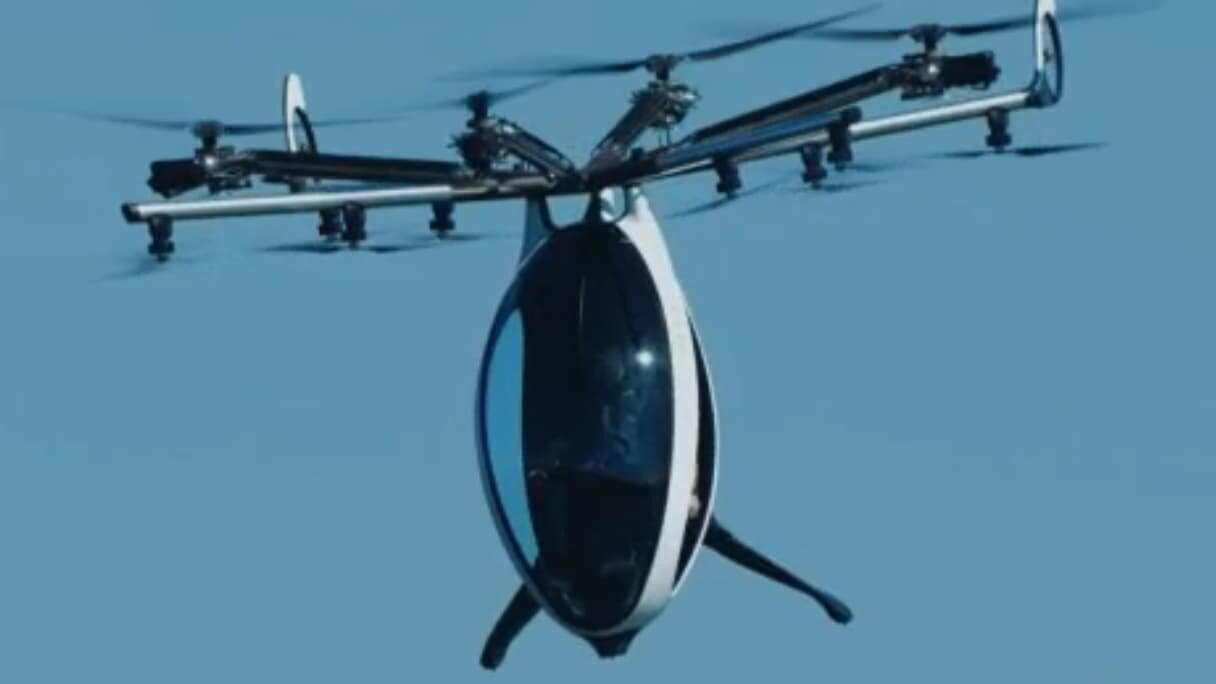 Franky Zapata au décollage de son Air Scooter pour la traversée de la Manche