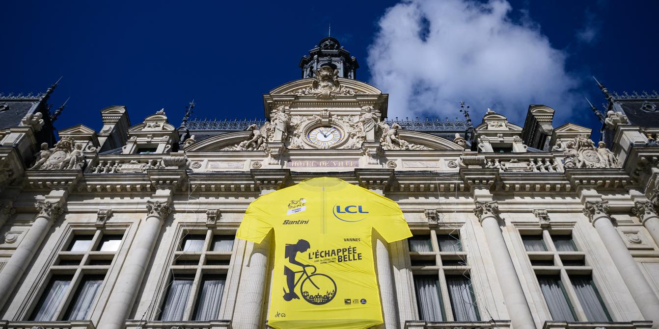 Départ du Tour de France Femmes 2025 - course dans le paysage breton