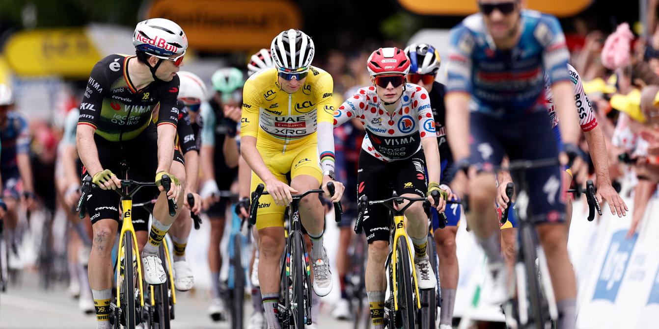 Peloton du Tour de France 2025 à l'approche de l'arrivée