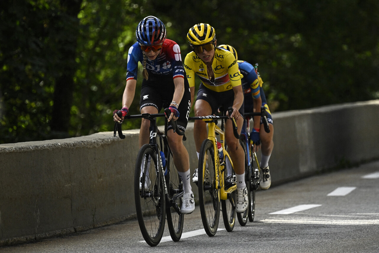 Cyclistes lors du départ du Tour de France Femmes 2025 à Vannes