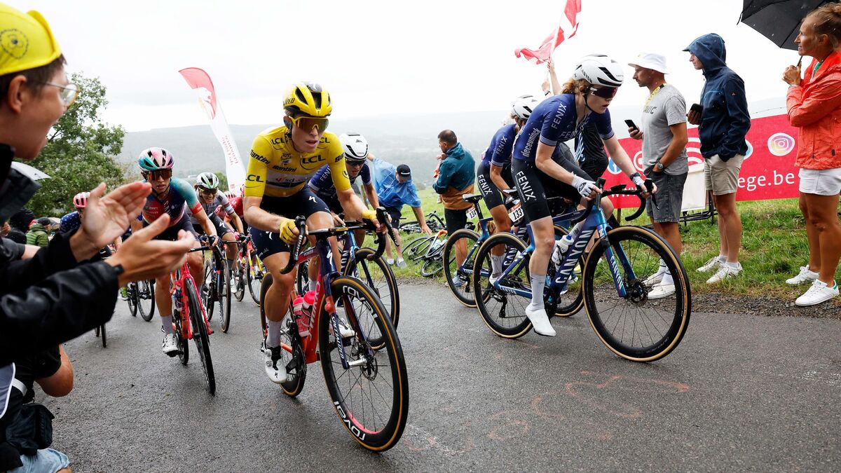 Dépêche des cyclistes lors du départ du Tour de France Femmes 2025