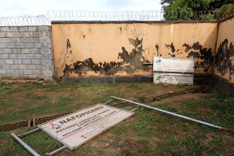 USAID-Stop en Ouganda : Panneaux de secours abandonnés