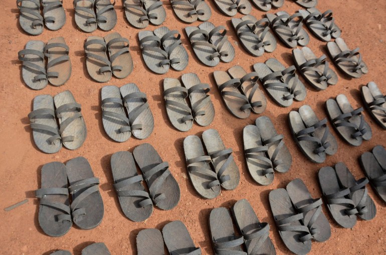 Chaussures fabriquées à partir de pneus en caoutchouc recyclés exposées à Wau, Sud-Soudan