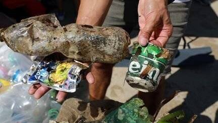 Des déchets retrouvés sur la plage à Marseille. Photo d'illustration. (VALERIE VREL / MAXPPP)