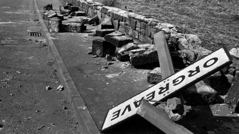 Un panneau tordu et des débris après les violences à Orgreave.