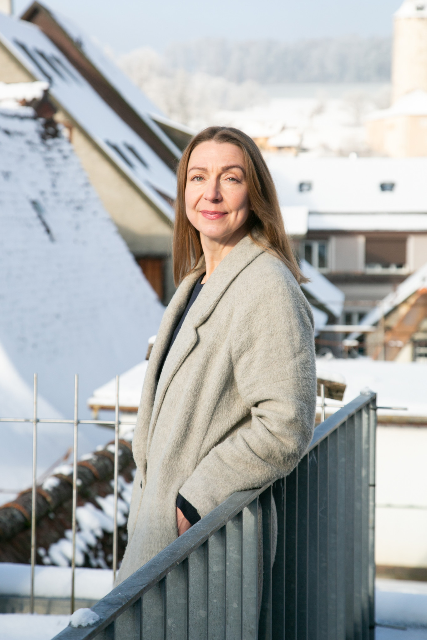 Mathilde Crevoisier Crelier debout sur un balcon enneigé
