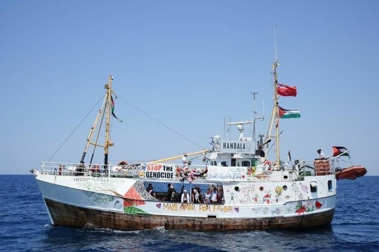 La flottille Hanthala quittant le port de Gallipoli en Italie avec 21 militants de différentes nationalités