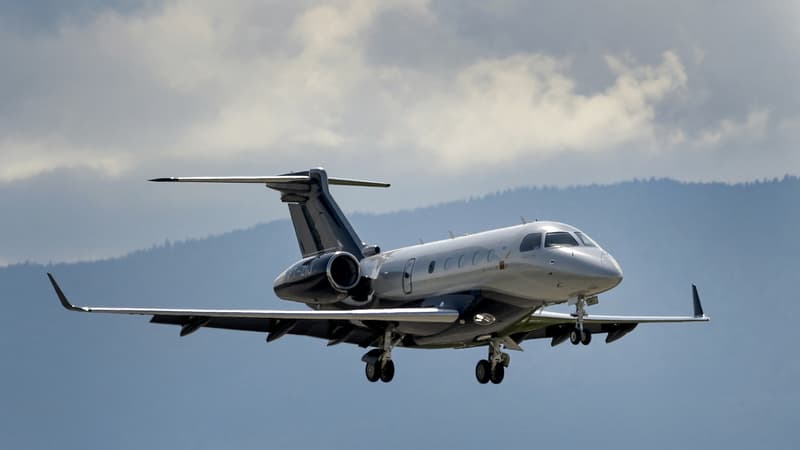 Un jet privé Embraer Legacy 450, atterrissant à l'aéroport de Genève le 17 mai 2015