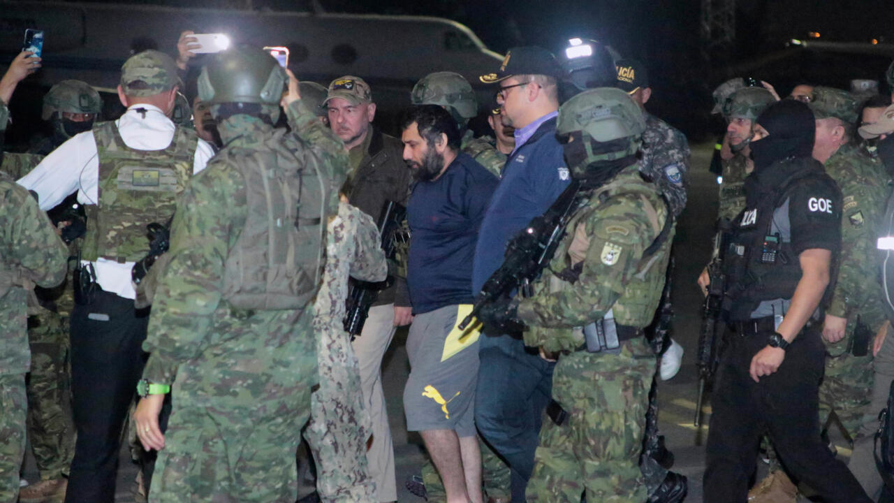 Escorté par des soldats et des policiers, Adolfo 'Fito' Macías, chef du gang des Choneros, arrive à Guayaquil, en Équateur, après son arrestation, le mercredi 25 juin 2025.