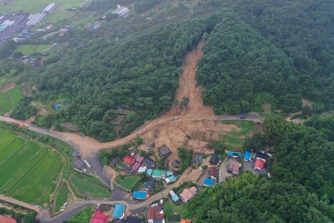Vue aérienne du glissement de terrain ayant ravagé un village dans la région, en Corée du Sud, le 19 juillet 2025.
