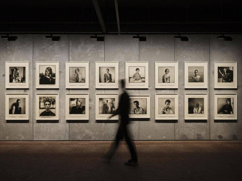 Vue d’ensemble de l’exposition David Armstrong à La Tour LUMA Arles. Avec l’aimable autorisation de l’Estate de David Armstrong