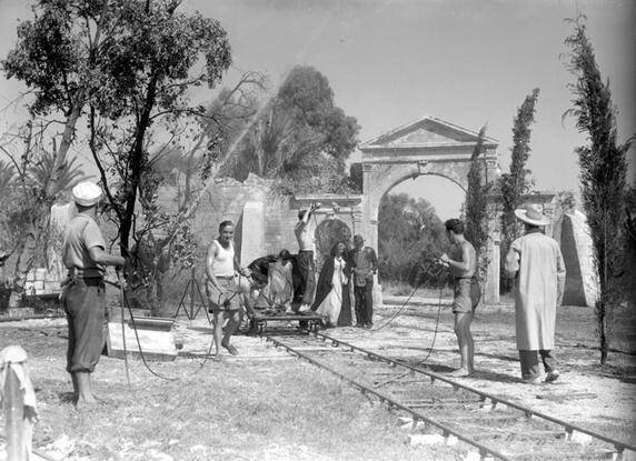 Tournage, aux studios de la Victorine, du film « Dorothée cherche l’amour », réalisé par Edmond T. Gréville, en 1945, à Nice.