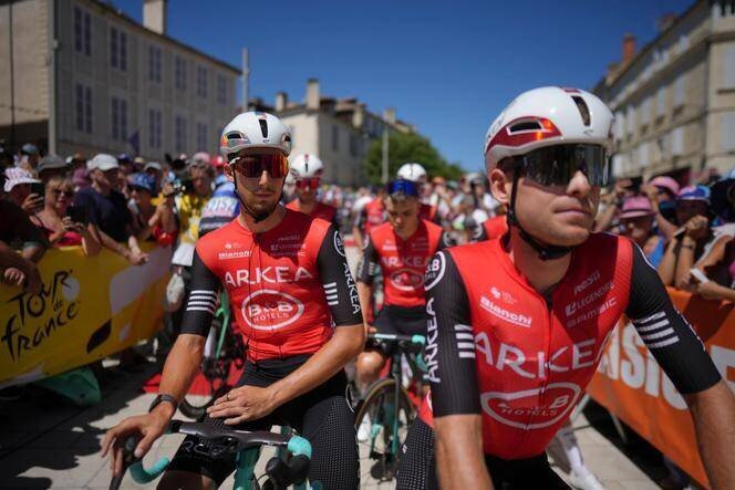 Les coureurs de l’équipe Arkea-B & B Hotels, dont Kévin Vauquelin (à gauche), au départ de la 12e étape du Tour de France, à Auch, le 17 juillet 2025.
