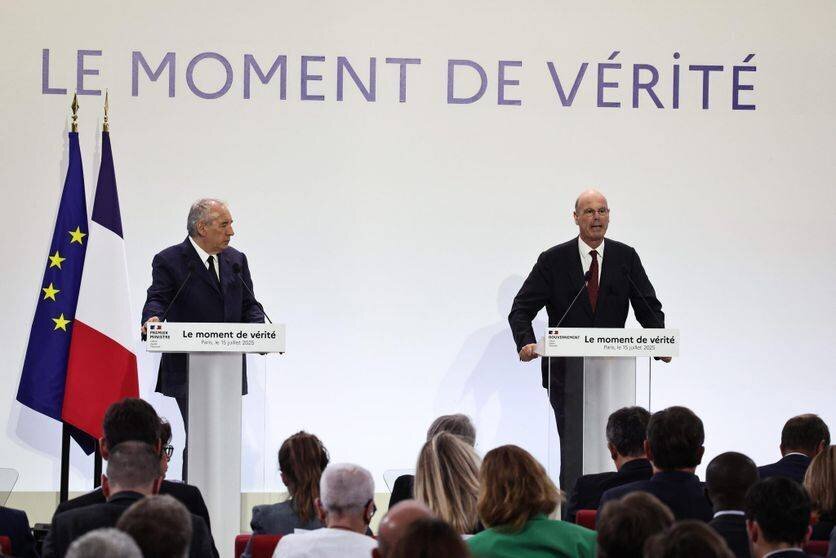 Le premier ministre François Bayrou et le ministre de l’économie Éric Lombard lors de la conférence de presse du gouvernement sur le budget mardi 15 juillet 2025 à Paris.