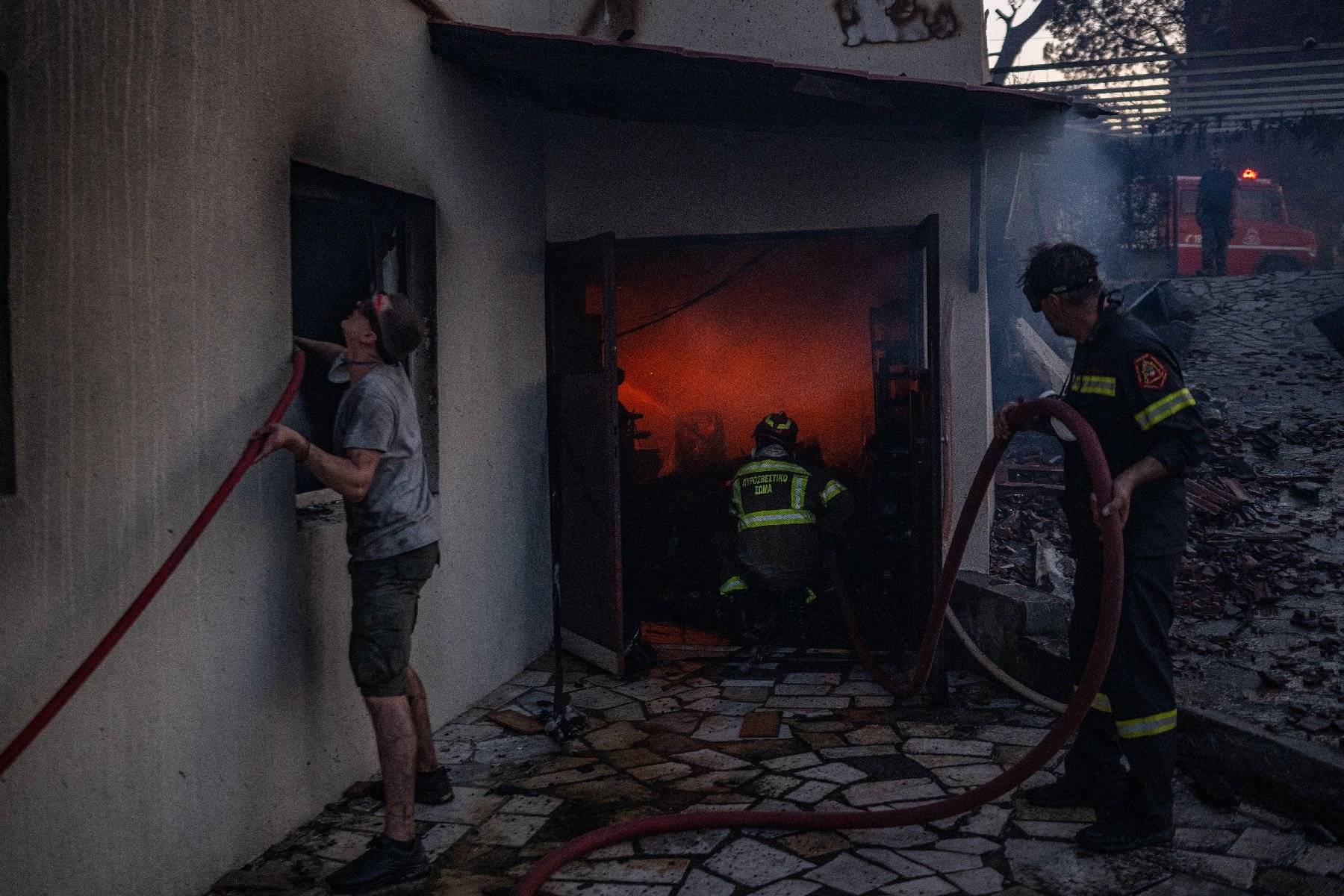 Intervention des pompiers face aux incendies en Grèce