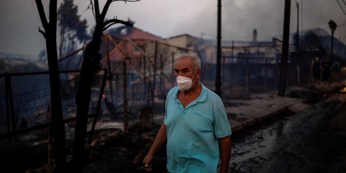 Incendie en Grèce, forêt en flammes avec des véhicules de lutte à proximité