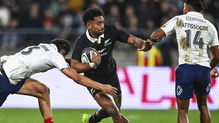 Emoni Narawa se faufile entre les Tricolores lors du deuxième match de la tournée d'été entre la France et la Nouvelle-Zélande.